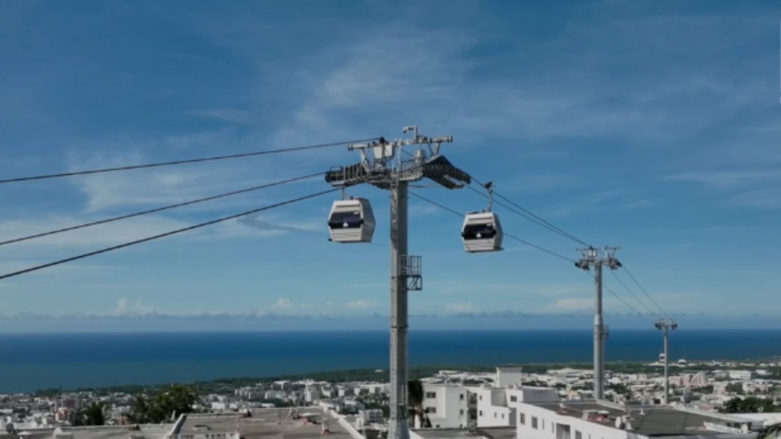 SaintDenis (La Réunion), un téléphérique urbain relie les quartiers